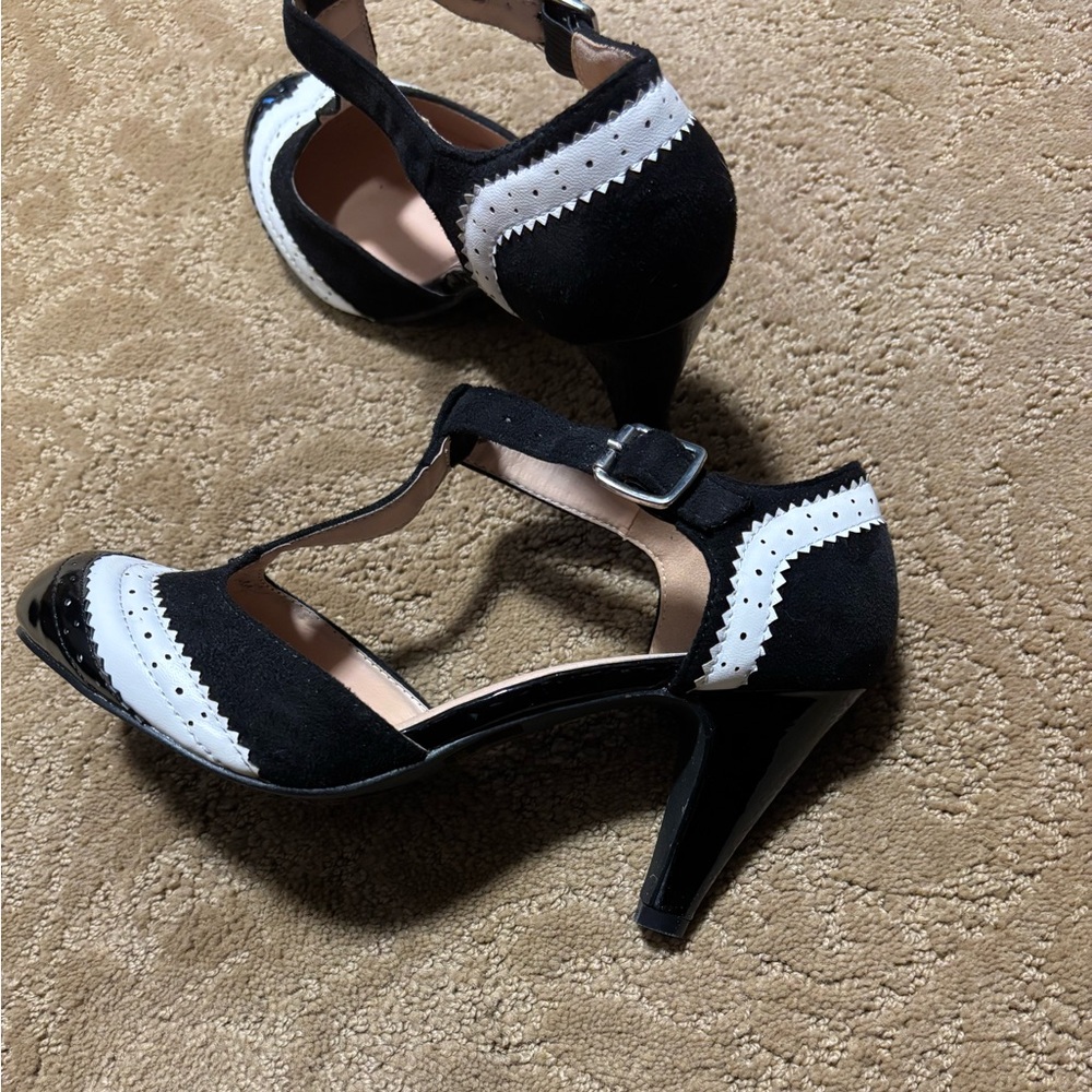 Cambridge select t-strap wingtip cutout mid heel dress pump, sz 6.5. - Picture 5 of 7